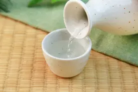 七旬老翁 爱酒如命图片