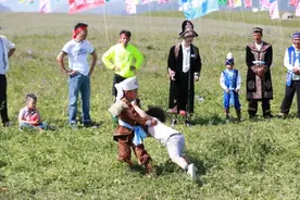 邹市明儿子变化好大！10岁进国家队，又高又壮，还帮妈妈照看弟弟图片