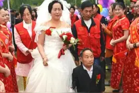1米“侏儒男”林彦华：娶小6岁身高1.7米娇妻，结婚16年恩爱如初图片