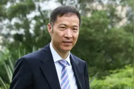 他就是传奇！农民工逆袭赚数十亿身家，娶美女作家为妻人生圆满图片