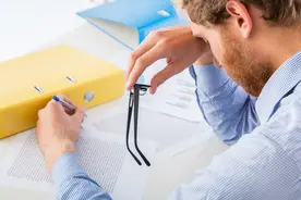 眼前总有小黑影在飘，咋回事？需要治吗？图片