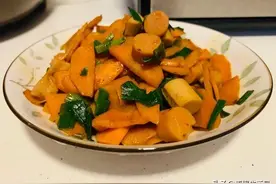 胡萝卜炒玉米肠，家里没买肉的时候，这样炒菜也浓香图片