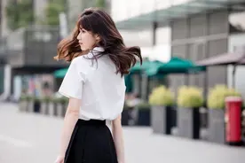 撞见女儿“夹腿”，亲妈1句话把孩子骂“愣”！成年人的思想太污图片