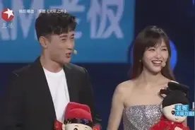 主持人要罗晋用上海话和大家打招呼，旁边媳妇唐嫣笑个不停图片