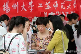 妈妈以死要挟，逼儿子改高考志愿，十年后儿子以不婚报复图片
