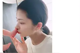 激吻安以轩，又与空姐“缠绵”：一代当红明星，为何被众人厌恶？图片