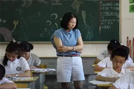 小学生考场“传纸条”，被监考老师抓包，看到内容后老师憋不住笑图片