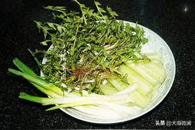 炸一碗鸡蛋酱，来一盘蘸酱菜，东北人就爱这一口，太过瘾了图片