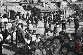 老照片：战后十年，韩国贫穷家庭儿童的真实世界图片