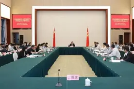 开会看手机、刷视频、打瞌睡，37名干部被处分图片