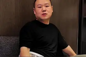 岳云鹏术后晒照瘦了不少，自曝屁股长脂肪瘤，吃饭都只能站着吃图片