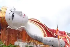 世界最大卧佛，躺在浓密山林之中，香火旺盛，游客却不敢接近图片