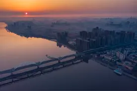 雾霾中的日出，别有一番风味图片
