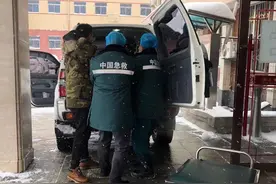 暴雪中 32辆越野车变身120救护车图片