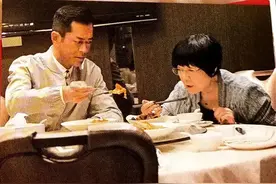 古天乐陪妈妈吃饭，重点看他的眼神图片