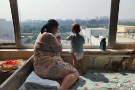 2岁男童隔着窗户哭着要爸爸，楼下父亲向妻儿拼命挥手，场面动容图片