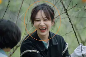 杨紫的脸太会“骗人”，当她与张子枫何炅走一起，身高让人看傻眼图片