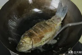 煎鱼总是粘锅破皮？大厨教你3个技巧，鱼皮金黄完整，不碎不糊锅图片