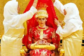 文莱王储妃真幸运！17岁结婚戴22个金镯子，生4娃比丈夫好看多了图片