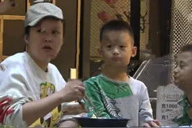 郝蕾带双胞胎儿子外出吃饭，变超人同时喂俩儿子，儿子长得不像妈图片