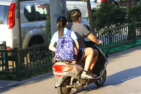 用电动车送孩子上学被查扣，家长困惑：这也算违规载人？回复来了图片
