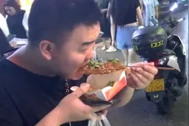 西安小伙辞职卖小吃，月纯利润4万，没有位置客人站在街上也要吃图片