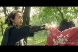 小伙带女友散步，突然飞出一只飞镖直射女友，小伙：这镖有毒视频封面
