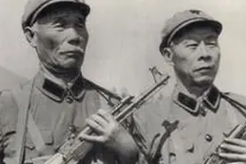 中将去部队探望老战友，却被卫兵当成了老农民，硬是拦着不让进去图片