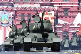 红场阅兵式上的动情时刻：普京竖大拇指，老兵挥拳、武契奇戳心图片