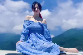 有种颜值叫金靖，平凡却很有高级感，穿蓝色一字肩连衣裙白到发光图片