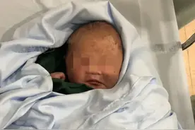 男车主忘关车窗，第二天发现车后座多了一个女婴，连脐带都没剪干净图片