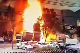 2人死亡！车主与修理工切割车辆空罐体致爆炸燃烧图片