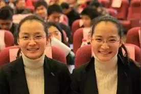 清华双胞胎学霸，姐姐699分、妹妹704分，说：利用假期进行反超图片