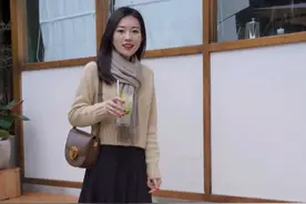 40岁的女人不要胡乱扮嫩，可以试试针织开衫配半身裙，温柔又减龄图片