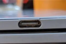 用户曝售价近万元的微软双屏手机 Surface Duo 机身破裂照图片