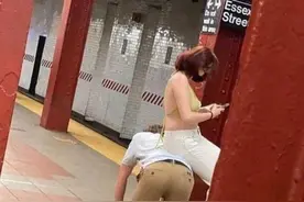 外国女子当众坐在男人后背上玩手机，还称之为“骑士精神”惹众怒图片