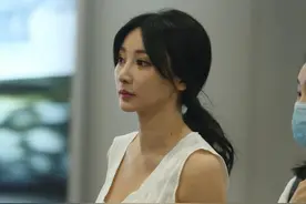 柳岩走机场过于随意，将外套绑腰间当裙子，衣服皱巴巴却影响美感图片