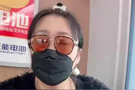 李菁菁与小21岁老公出游，穿金戴银浑身珠宝，三子女模样都像爸图片