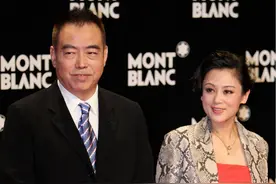 陈红陈凯歌合体亮相，穿蛇纹外套配橘色连衣裙，比年轻人更时髦图片