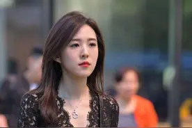 街拍美女：夏日街头的时尚美女图片