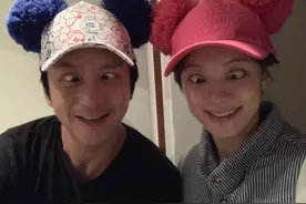 邓超孙俪挽手接孩子放学，甜蜜模样惹人羡，网友：难怪孩子那么甜图片