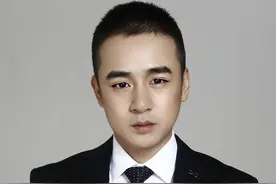 男星黄澄澄恋情曝光！和女友亲密牵手互动，室内吞云吐雾沉醉其中图片