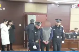 公交车危险行为又出现！男子抢夺方向盘，导致客车偏离行驶路线视频封面