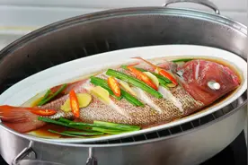 做清蒸鱼时，用冷水还是热水？用错了鱼肉干柴发硬，而且还腥味大图片