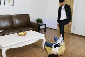 怀孕妻子做家务摔倒，丈夫不管她只顾玩手机，妻子走后他哭了视频封面