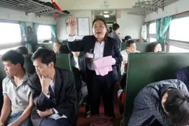 乘务员说出火车上“推销员”的身份，原谅我的"无知"图片