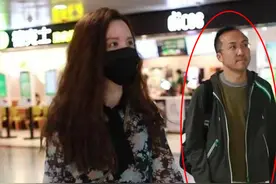 39岁张萌和老公罕同框，男方长相普通快秃顶，网友：钱的魅力图片