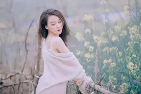 会拍照的女摄影师，自拍都这么迷人图片