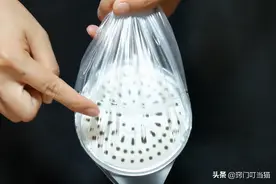 淋浴喷头堵了出水小？教你一小窍门，快速疏通，再也不用换喷头了图片