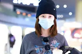 苗苗的气质看着就是舒服，简单穿一身休闲装亮相，素颜还是很养眼图片